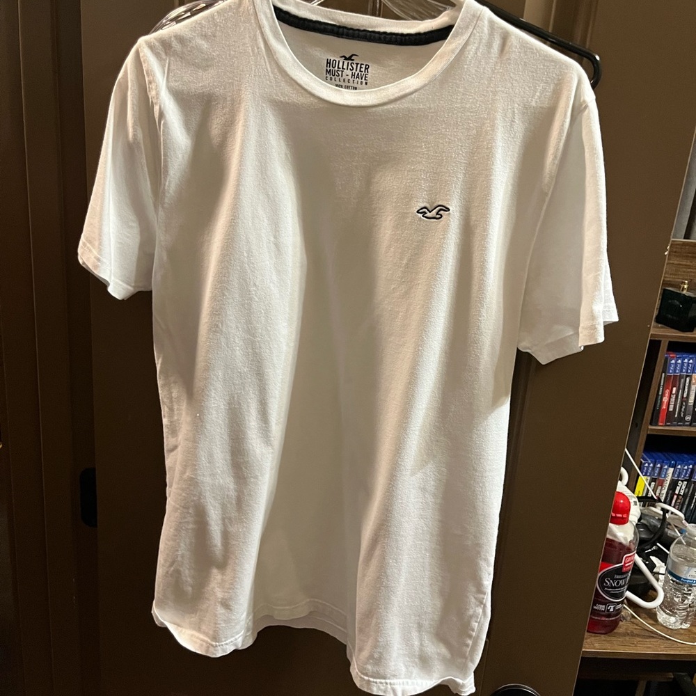 10%OFFMen’s Hollister shirt10%OFF w/ bundle 3+